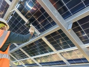Detalle de montaje de módulos sobre estructura fotovoltaica Solarstem con bridas de fijación