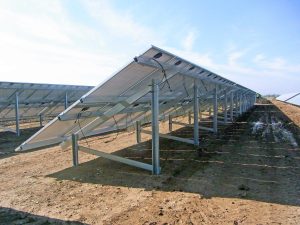 Estructura biposte BP-FIELD para huerta solar Solarstem vista desde la parte posterior de los módulos