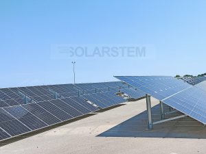 Sistema monoposte MP-FIELD para placas solares sobre terreno en huerta solar Solarstem