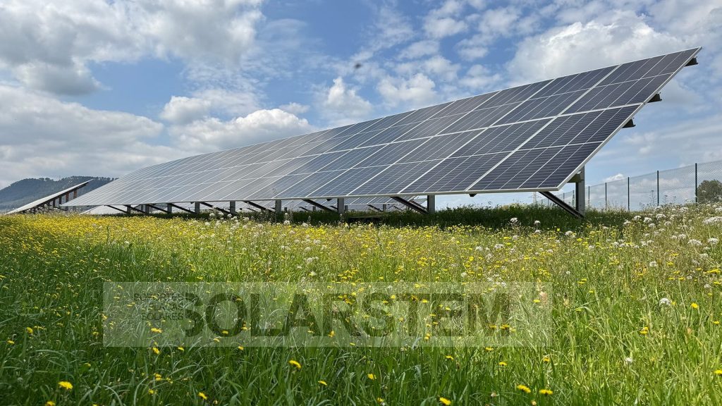 Estructura monoposte solar MP-FIELD instalada sobre terreno en una huerta solar Solarstem