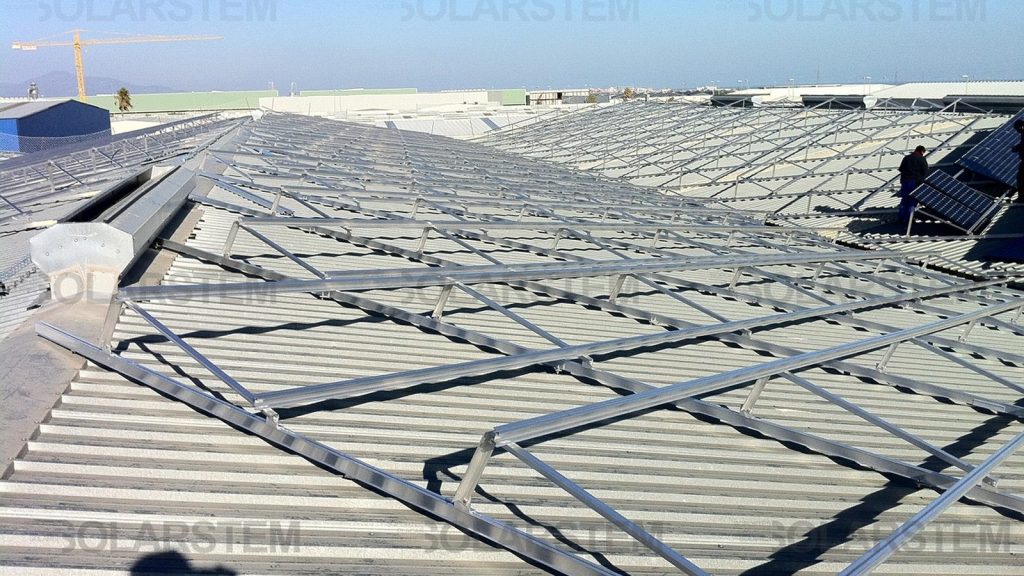 Estructura AF-GRID para placas solares orientadas sobre cubierta Solarstem