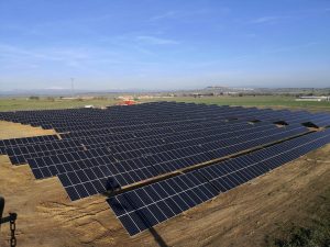 Huerta solar terminada con estructura monoposte MP-FIELD sobre terreno de Solarstem